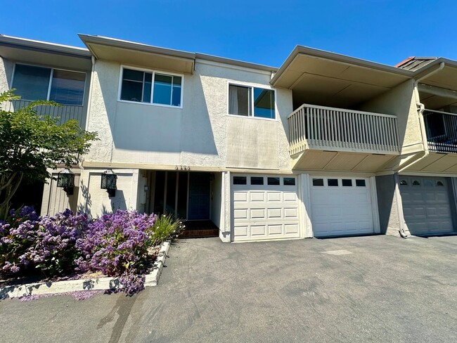 Building Photo - 3 Bedroom Townhome near USD!! Parking + La...