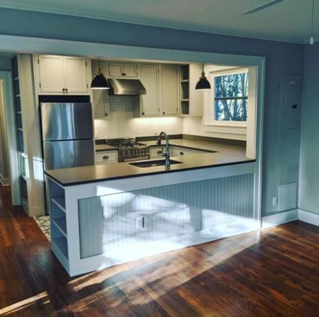 Building Photo - Beautiful 2 BR/1 BA Furnished Apartment Av...