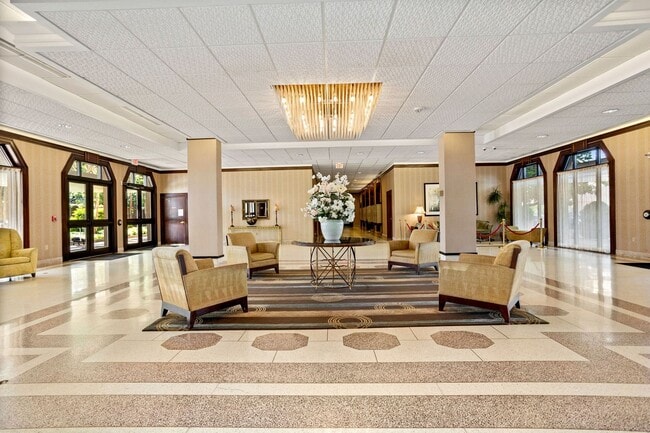 Building Photo - Water, Gas, Electric Utilities included in rent! Available Now! 1 Bed / 1 Bath Condo in the heart...