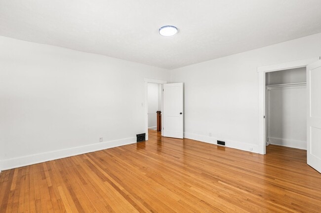 Building Photo - 523 Park Ave