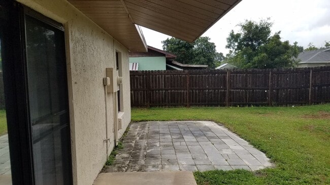 Building Photo - 2 bed 2 bath 2-plex with 1000 sf. and gara...