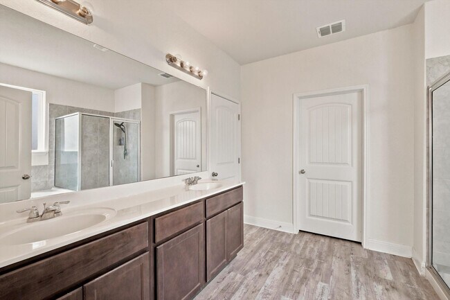 Building Photo - Spacious 6 Bedroom with Media Room!