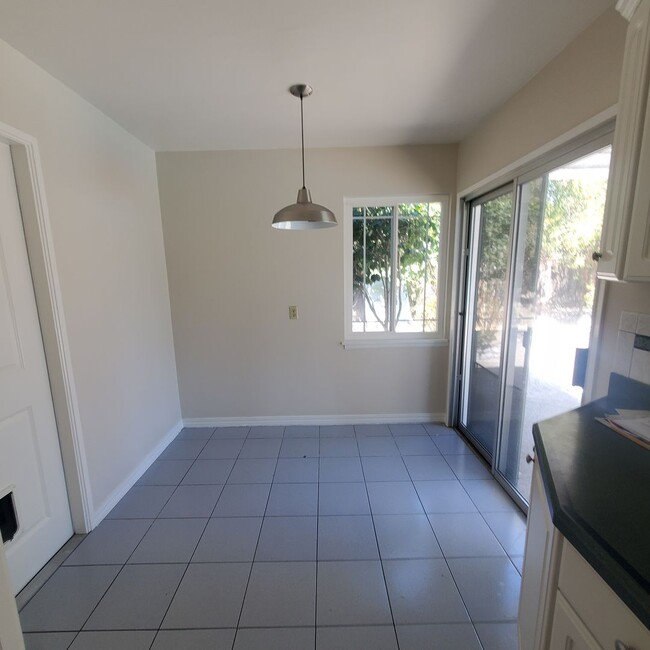 Building Photo - *MOVE IN SPECIAL* Single Story Pleasant Hi...