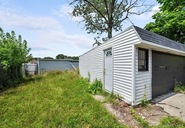 Building Photo - 4672 Hillside Ave
