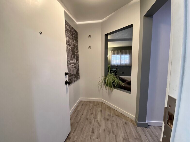 Building Photo - 1043 Sanborn Ave