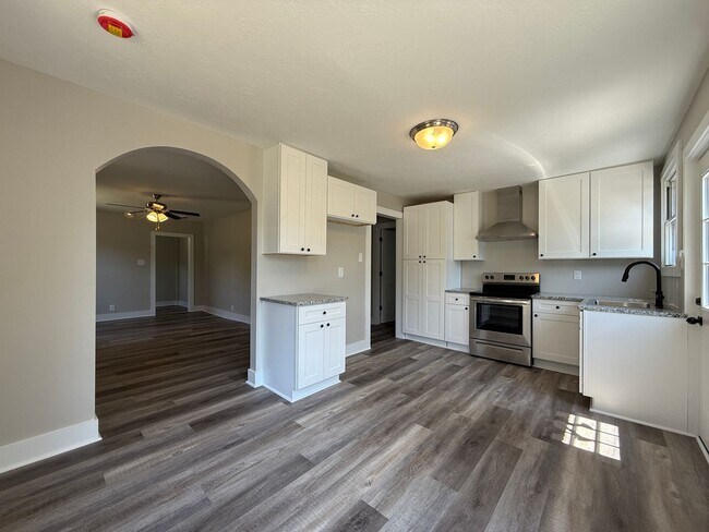 Building Photo - Newly Renovated 2 Bed/1 Bath Cottage
