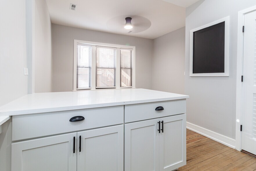 Building Photo - 3830 N Wilton Ave