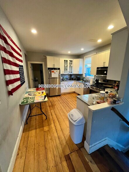 Building Photo - 731 Parker St