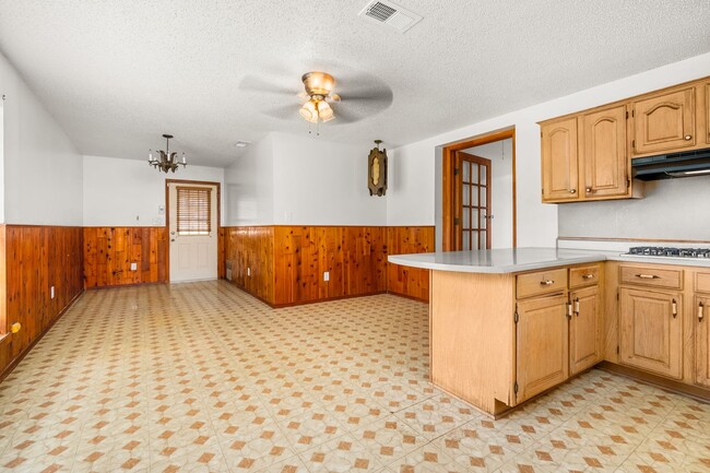 Building Photo - Check Out this 2 bed 1 bath in Alexandria
