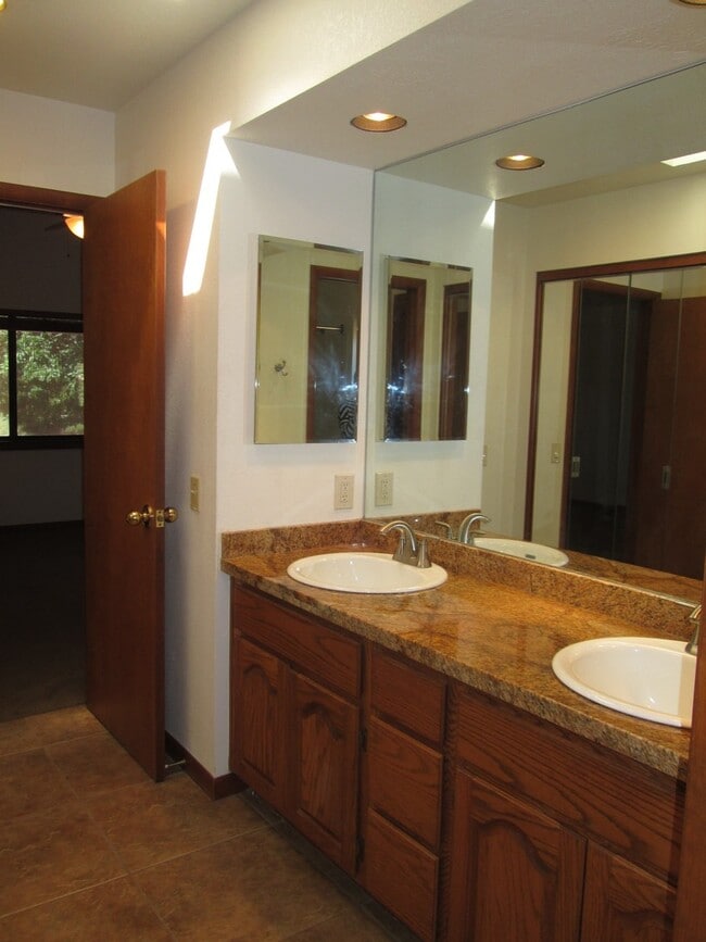 Building Photo - Unfurnished, 1-year long-term rental