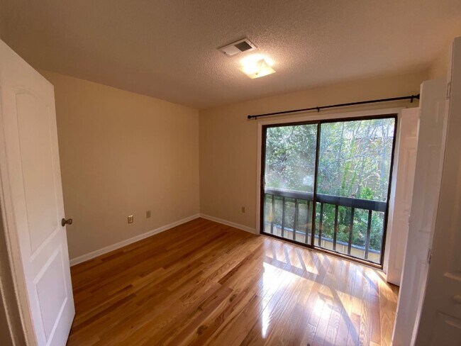 Building Photo - 449 Hickory Hill Dr