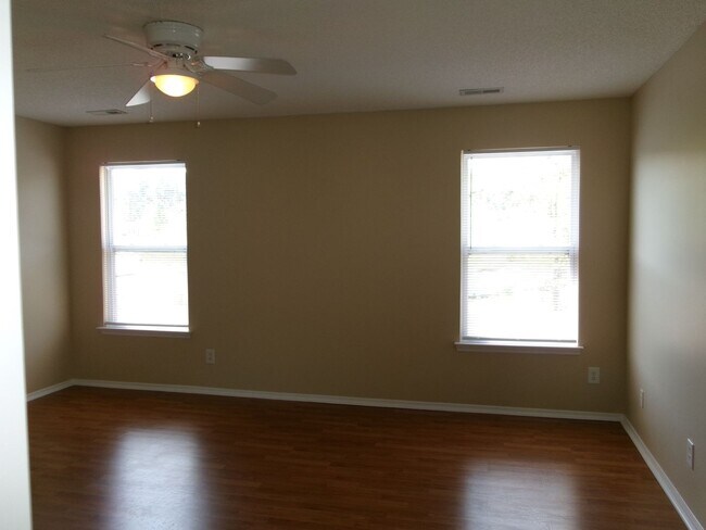 Building Photo - 3 bedroom, 2.5 bath home located in Bellegrove Preserve