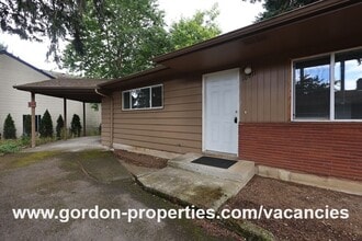 Building Photo - SE Green Vista Dr - Milwaukie 2 bedroom du...