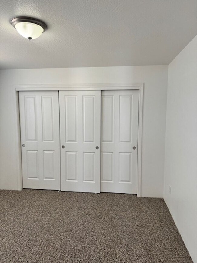 Building Photo - 3 BEDROOMS SINGLE LEVEL HOME