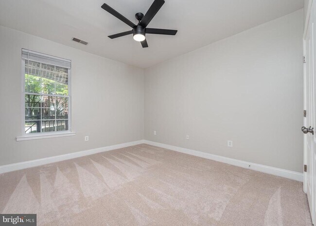 Building Photo - 5800 Clipper Ln