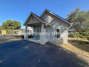 Building Photo - AVAILABLE NOW - Charming Atascadero Home - 2 Bed / 1 Bath