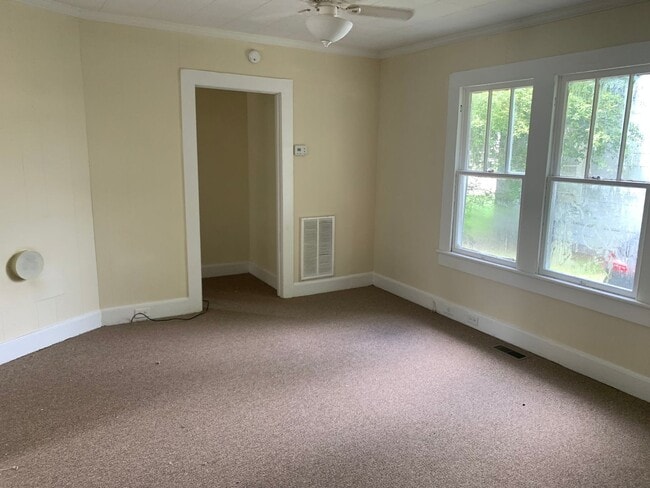 Building Photo - Quaint home located in City Limits