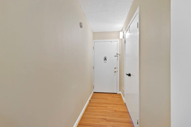 Building Photo - 3075 Hawthorne Dr NE