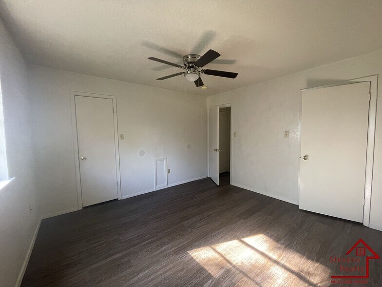 Building Photo - 1502 NW Kingsbury Ave