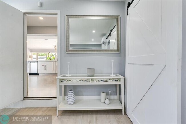 Building Photo - 1704 SW 4th Ct