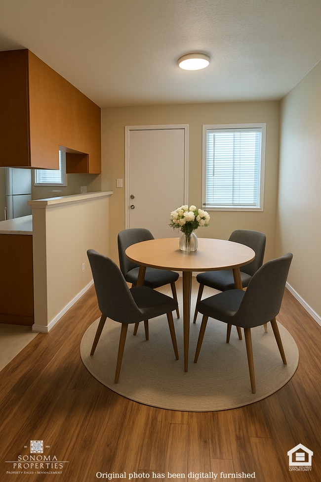 Building Photo - Charming 2BD/1.5BA Duplex