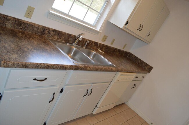 Building Photo - 123 Oak Terrace Dr