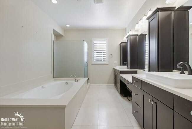 Building Photo - Beautifully Appointed 5Bdm 4Ba Home Located in San Marcos!