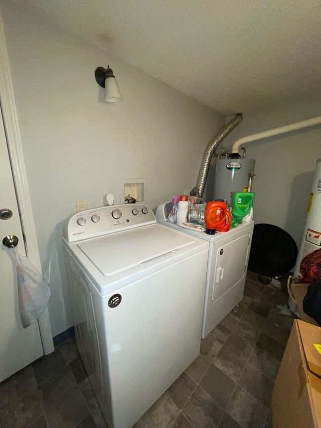 Building Photo - COMING SOON! Cute 2 Bedroom, 1 bathroom in...