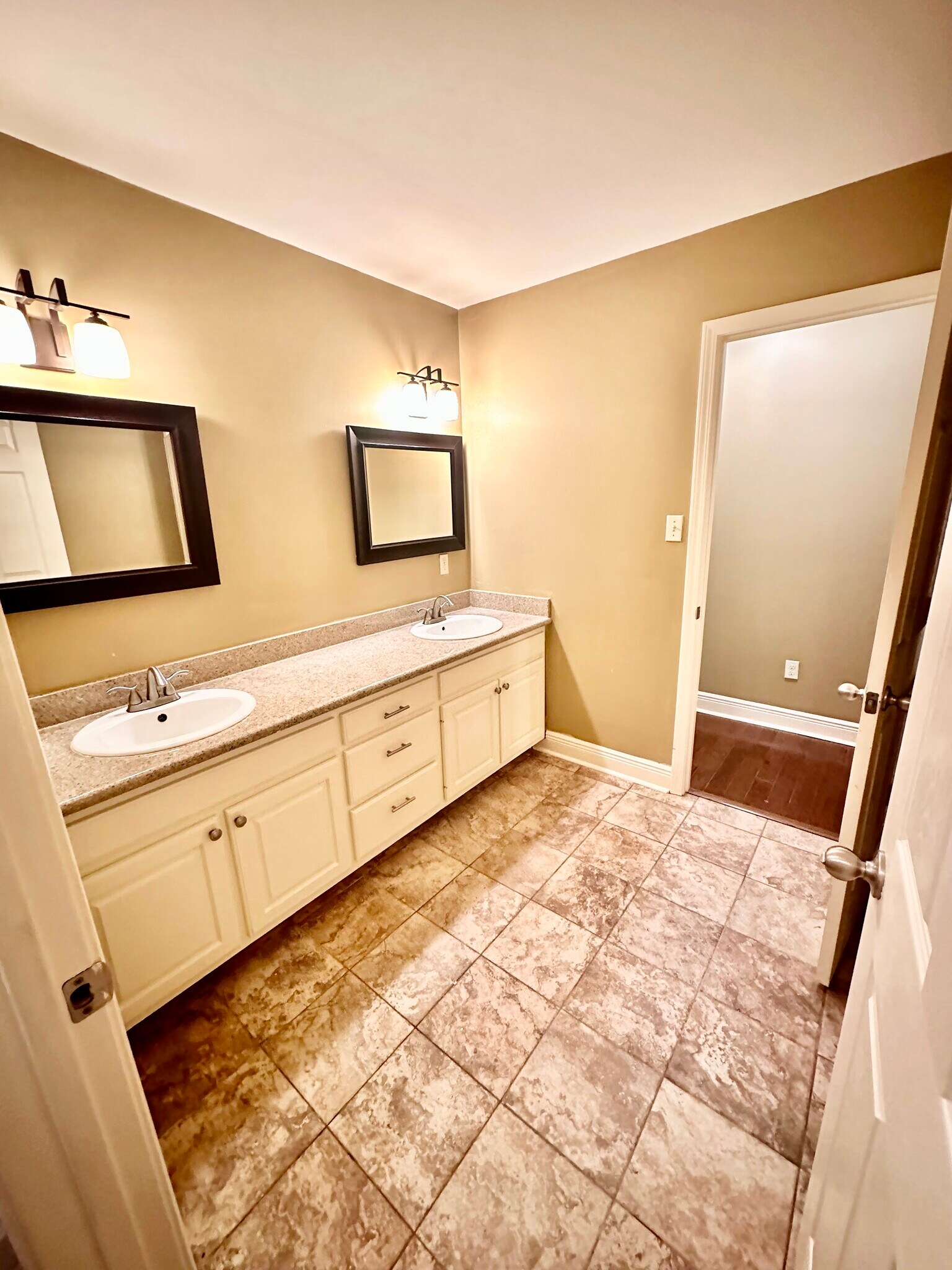 Hall bathroom #2 - 4514 Woodlyn Dr