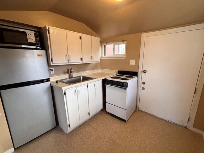 Building Photo - CAR1930-1990>**