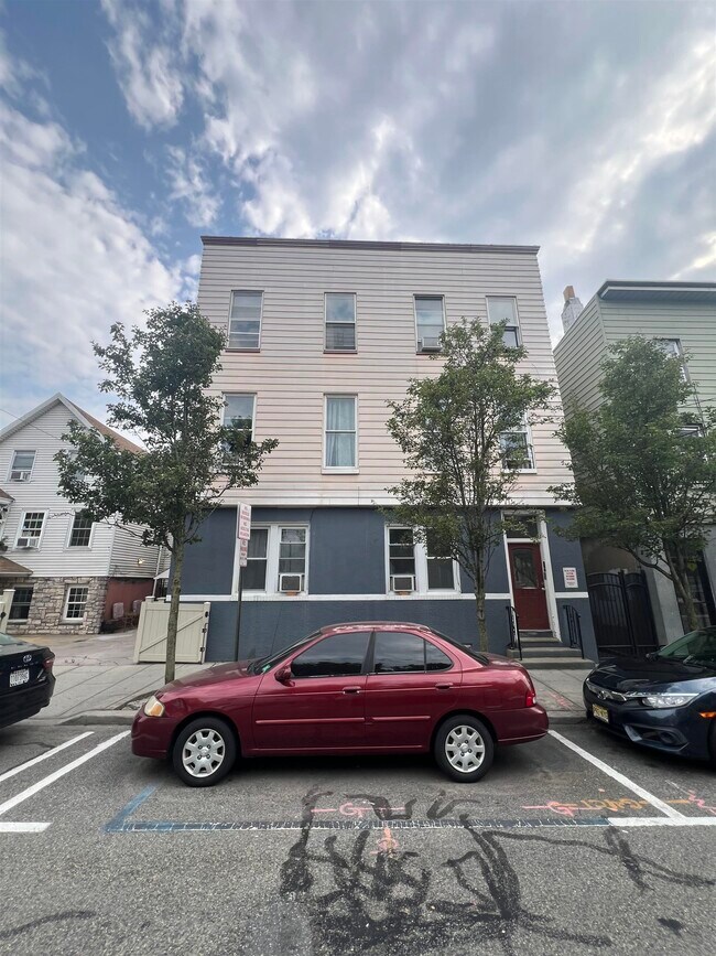 Building Photo - 527 8th St