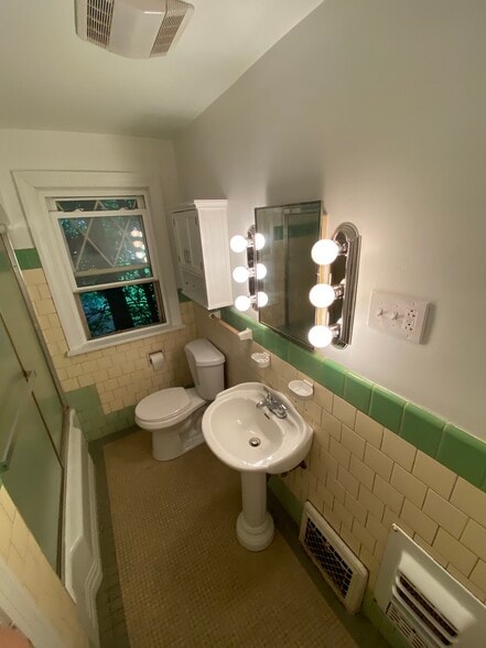 Building Photo - 450 Chestnut St