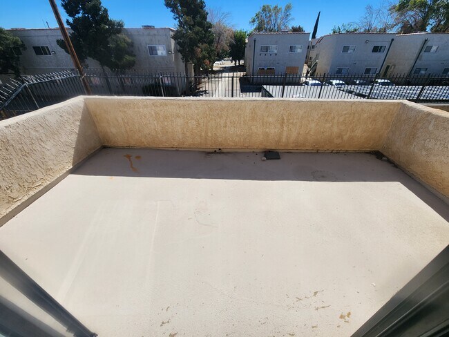 Building Photo - 424 W Avenue J5