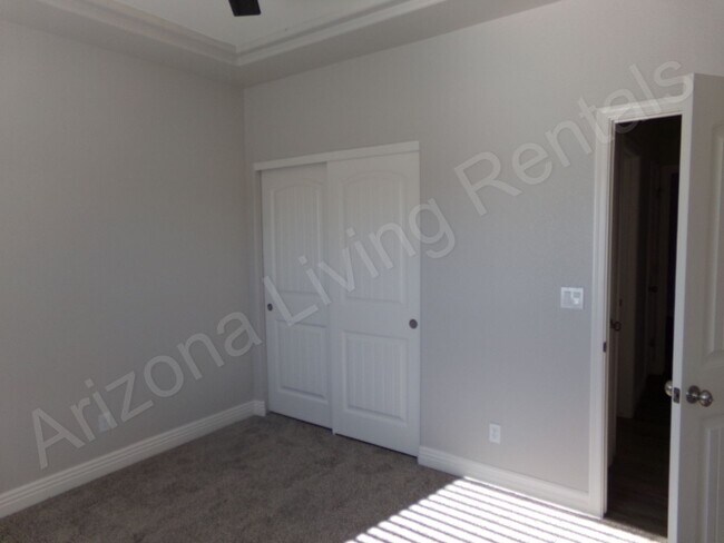 Building Photo - GORGEOUS 3 BEDROOM 2 BATHROOM HOME