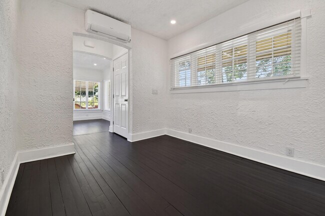 Building Photo - 208 S K St