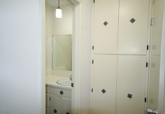 Building Photo - 2 Story Condo on Golf Course / A Great Vie...