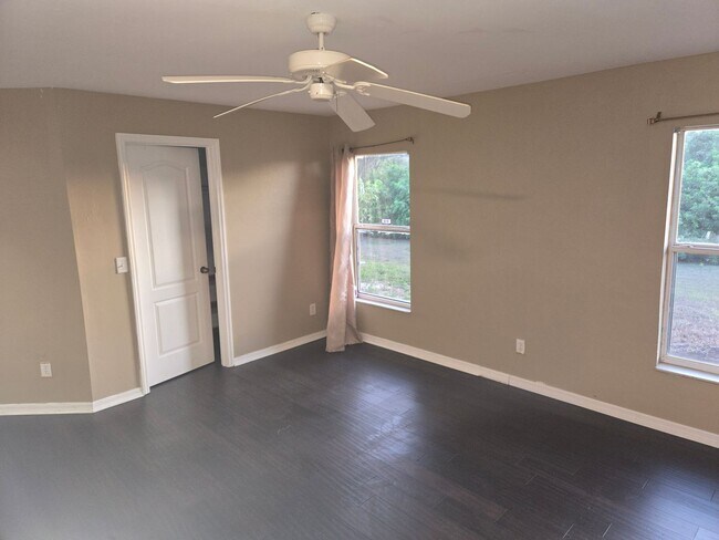 Building Photo - Price Improved!!!!-Large Family Home-Great...
