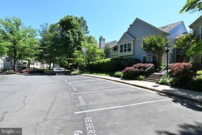 Building Photo - 2220 Springwood Dr