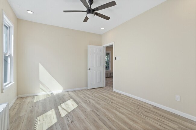 Building Photo - 5 Bedroom Single Family in Brunswick