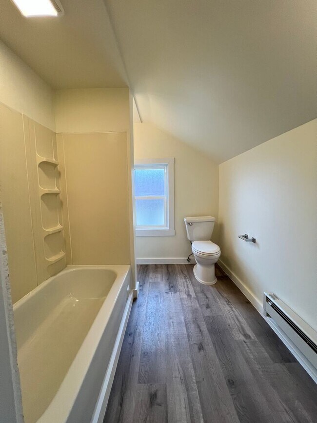 Building Photo - 3 / 4 Bedroom , 2 full Baths Apartment in ...