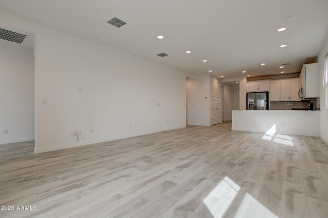 Building Photo - 16845 W Evergreen Rd
