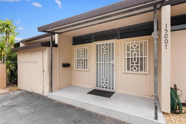 Building Photo - 15007 Coconut Ct