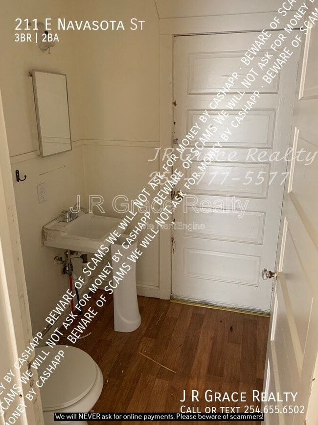 Building Photo - 211 E Navasota St