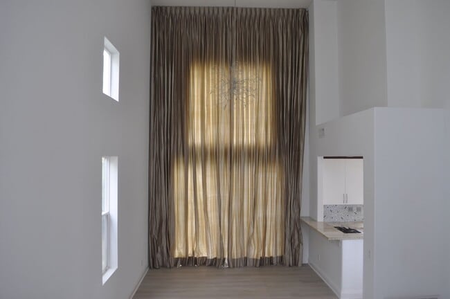 Building Photo - 3BR+/3BA EXECUTIVE HOME IN EVER POPULAR RI...