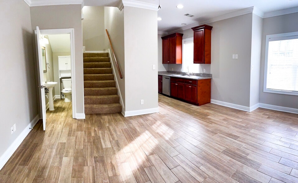 Entering apartment - 919 Muirfield Dr