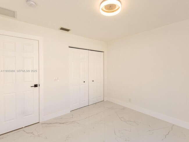 Building Photo - 381 Cameron Dr