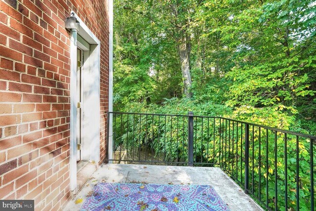 Building Photo - 2601 S Walter Reed Dr