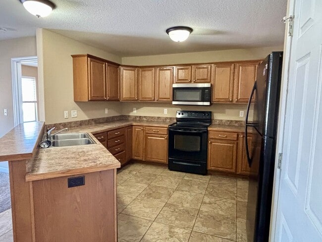 Building Photo - Feel Right at Home – Spacious 4 Bed / 3 Ba...