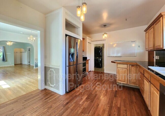 Building Photo - 2115 Oakes Ave