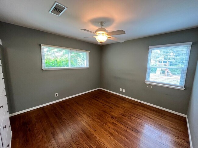 Building Photo - Upgraded 4+2 w/hardwood floors + great bac...